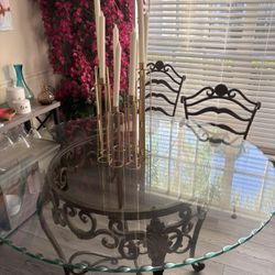 47.7” beautiful round glass with scallop edges & 4 chairs 