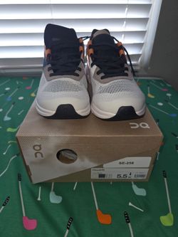 Women's ON Cloud Shoes size 5.5