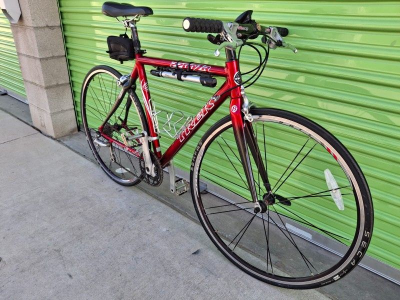TREK ROAD BIKE 21 SPEEDS TIRE 700C SIZE M LIKE NEW 