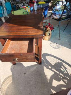 Wood side table good condition