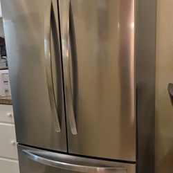 New Frigidaire Refrigerator Ice Maker 