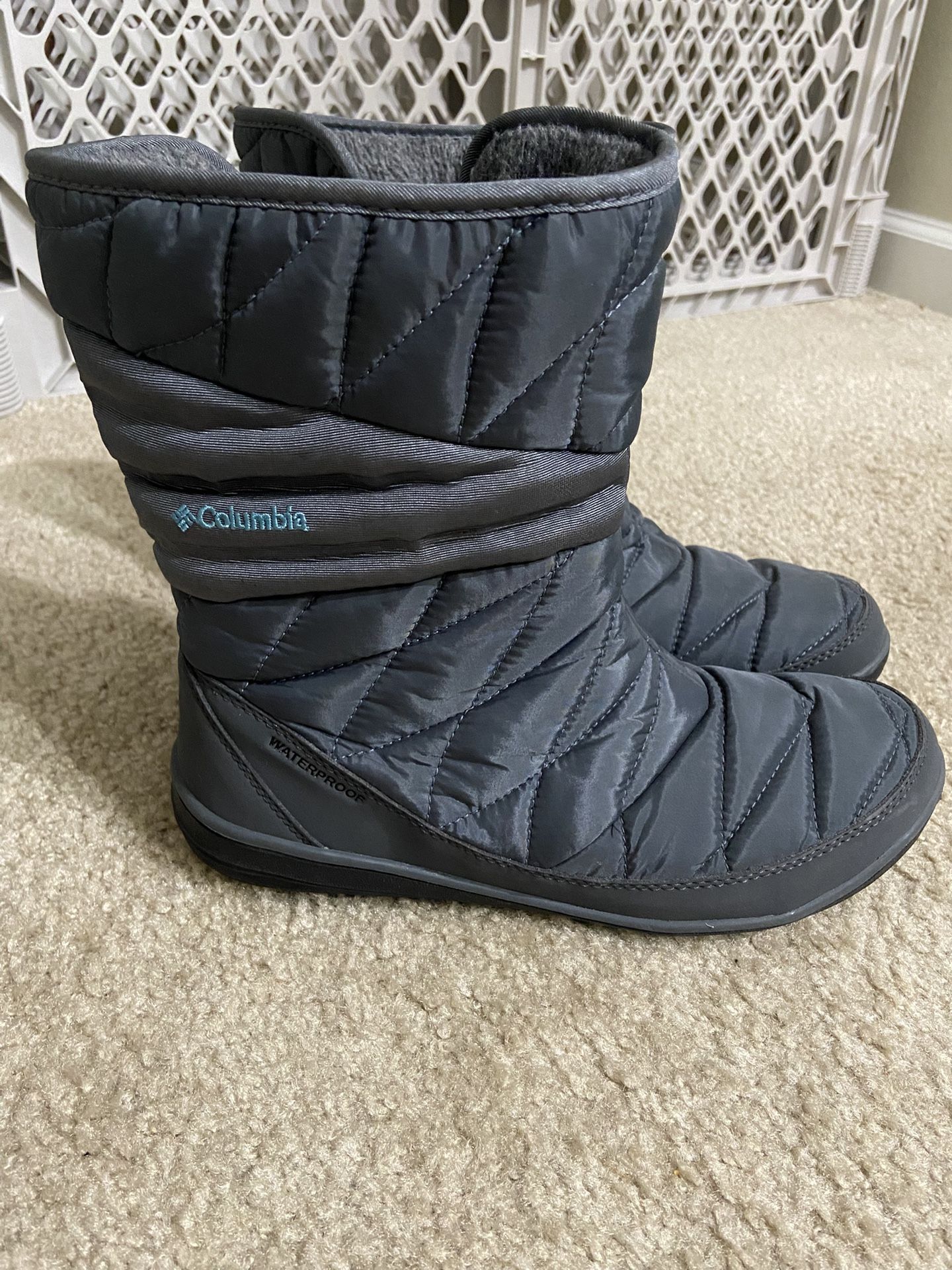 Columbia Snow Boots Size 9 (good For Size 8 Foot)