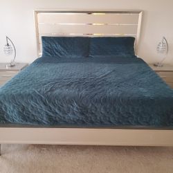 King Bed+Mattress+2 Night Stands+ Lamps