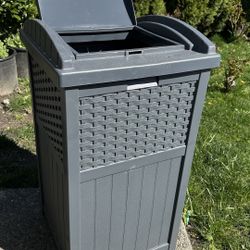 Suncast 33 Gallon Wicker-Style Hideaway Trash Can with Secure Latching Lid and Weather-Resistant Construction for Patio, Cyberspace Grey, Made in the 