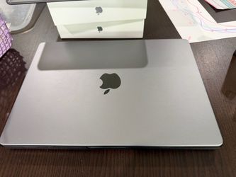 Apple MacBook Pro 2021 M1 14” 16GB ram 500 GB SSD