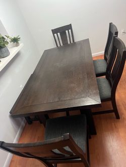 Comedor de madera de City Furniture para 6 personas