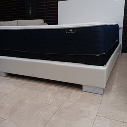 *Wow*---Renaissance Attractive White Queen/King Beds---Limited Inventory!!!---Delivery Available👏