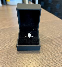 18K White Gold Engagement Ring
