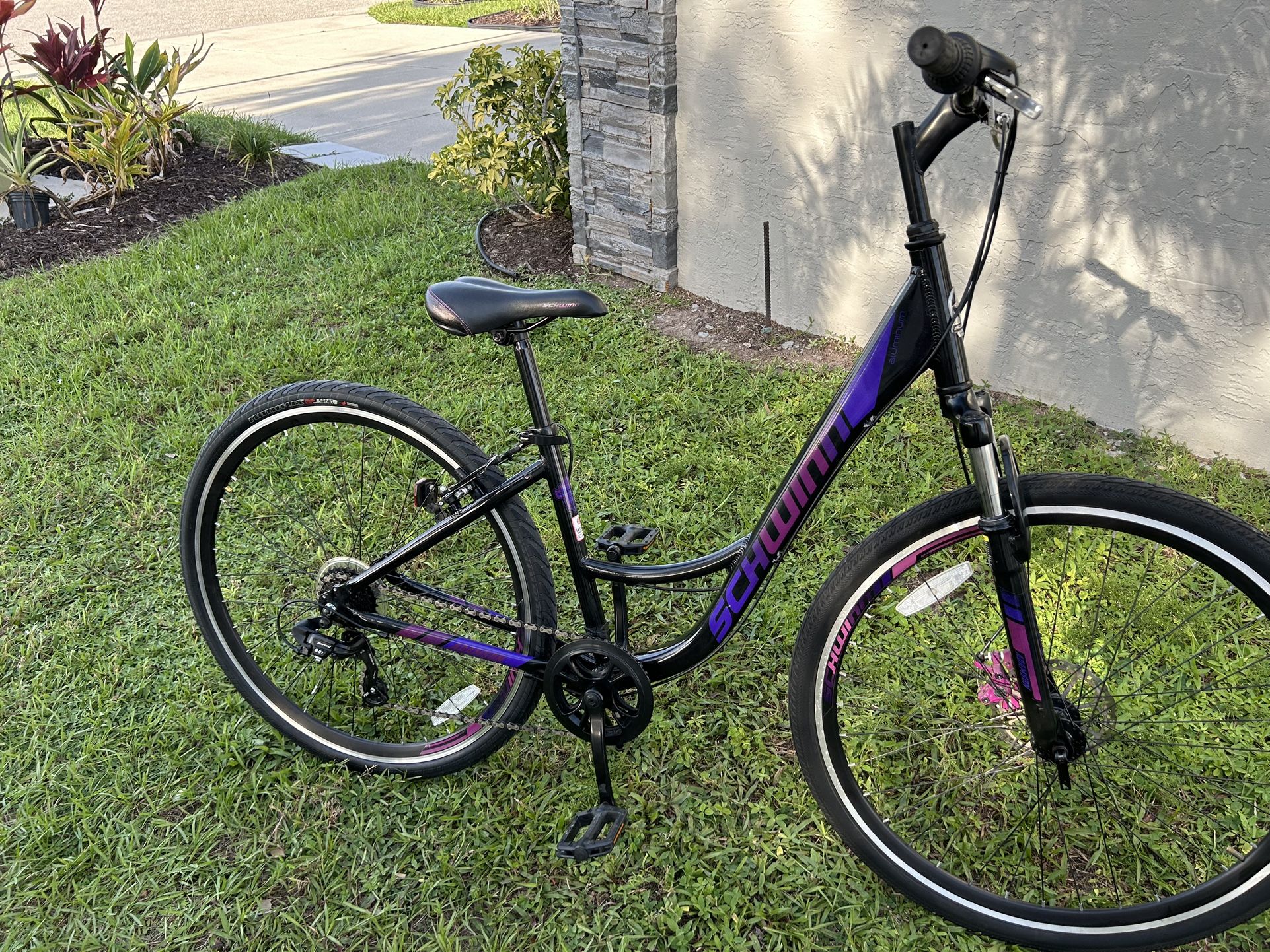 Schwinn Adamson 700c wheel Hybrid Bicycle