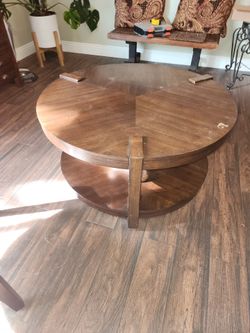 Round Wooden Coffee Table w/ Shelf – 39” – $50 / Mesa de centro redonda – $50