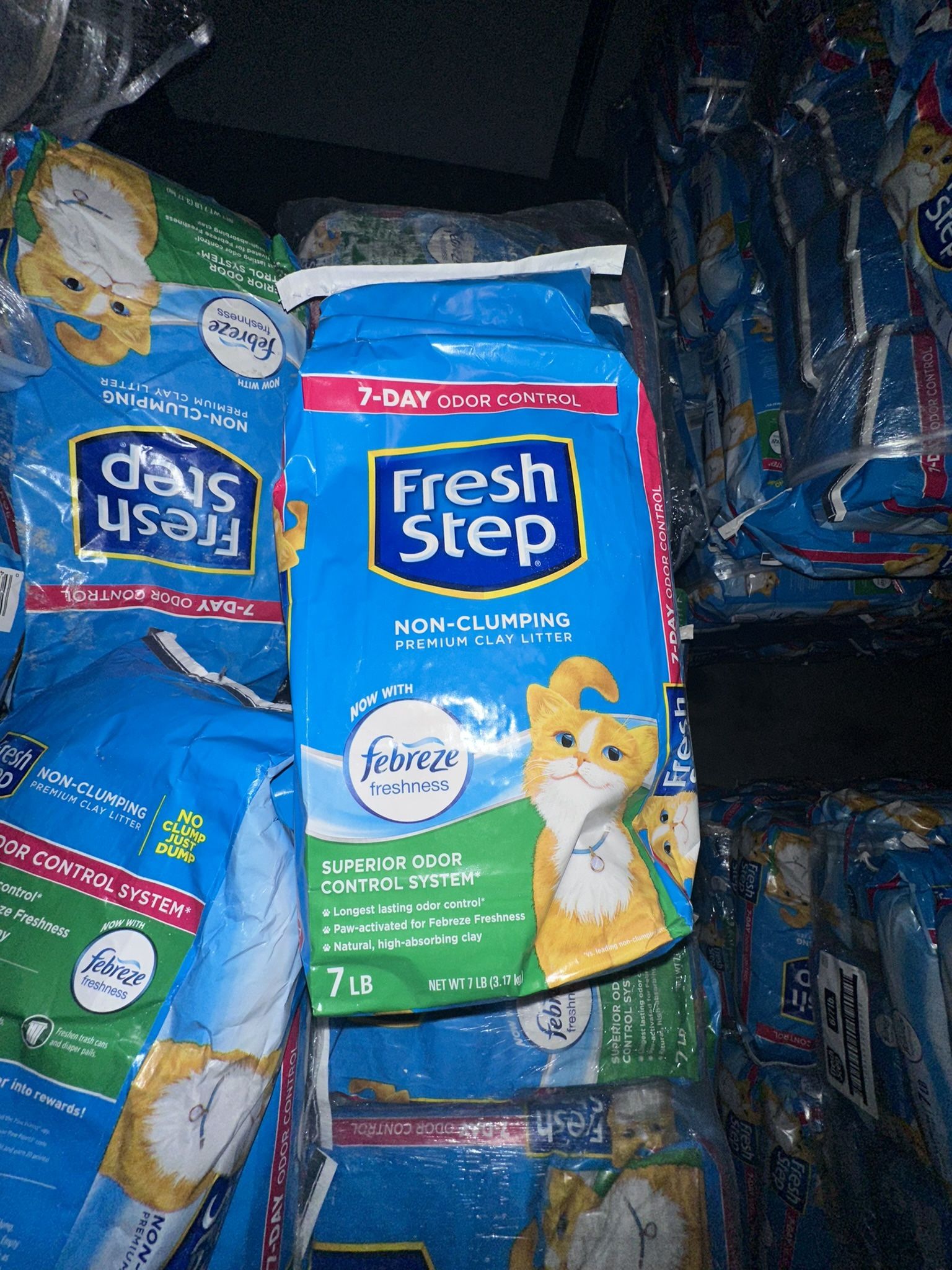 LOT: Non-Clumping Cat Litter With FE breeze