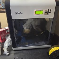 XYZ Davinci 1.0 A 3D Printer With 3 Spools Of Filament