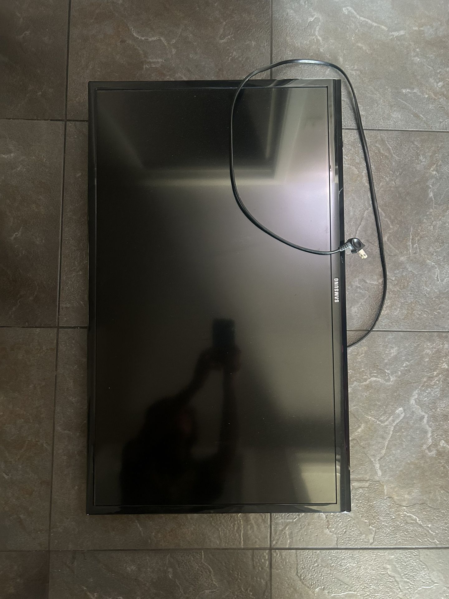 Samsung 32” *Non-smart TV