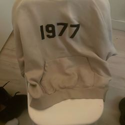 ESSENTIAL 1977 HOODIE
