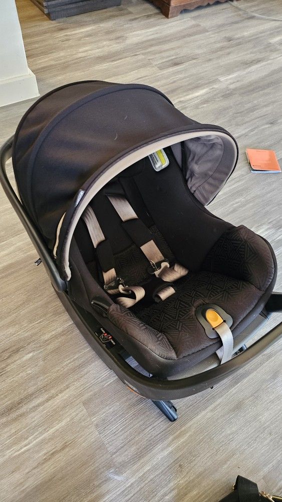 Chicco KeyFit 35 Infant Car Seat w Base