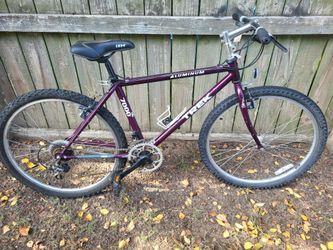 Trek 7000 https://offerup.com/redirect/?o=bXQuYmlrZQ== aluminum e9 Easton 16.5" Frame 26" Wheels