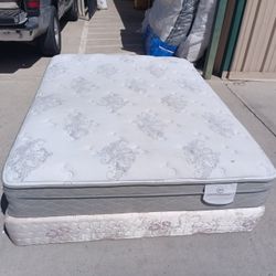 Serta queen Pillowtop Mattress And Box Spring 