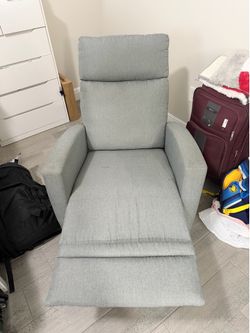 Sillón reclinable ideal para maternidad /     Reclining glider, ideal for nursing mothers.
