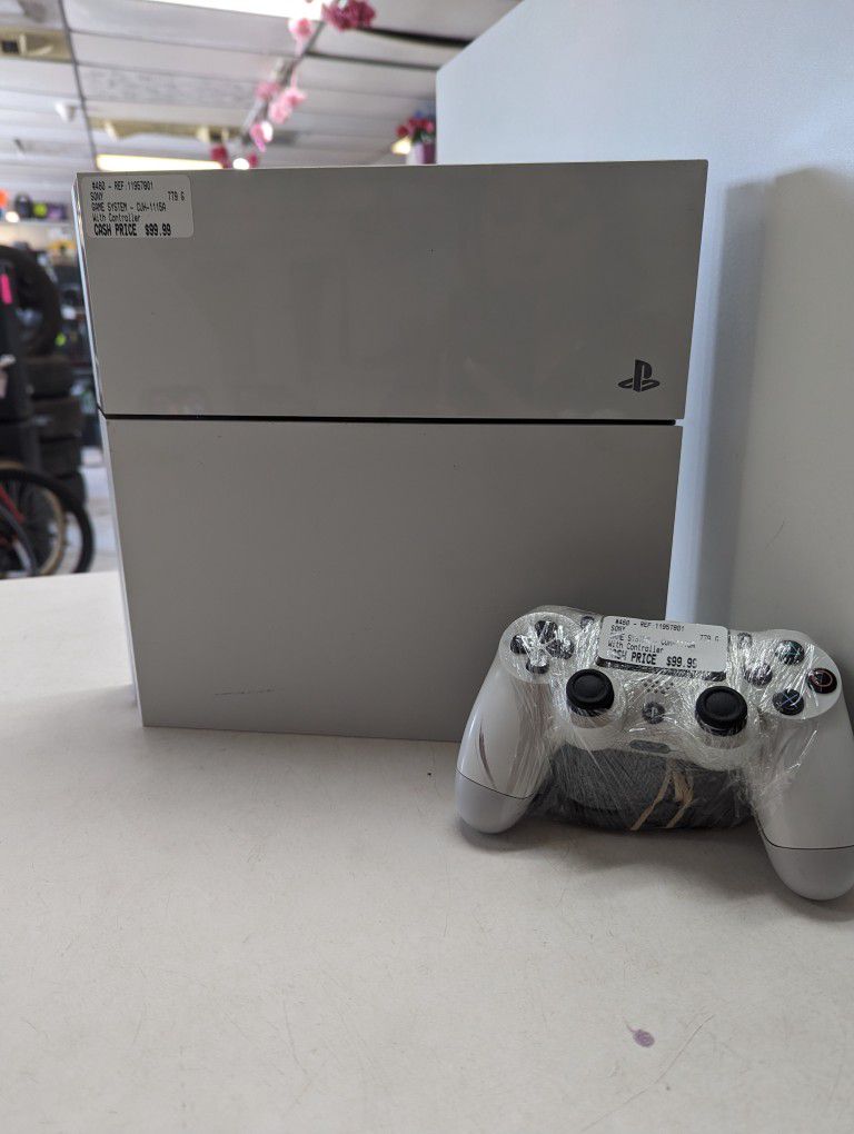 PS4 Game System With Controller 