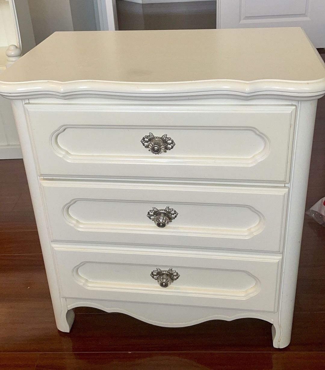 Flora Nightstand In White/ Bed End Table