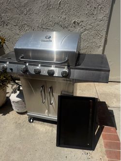 Four burner bbq with griddle topper