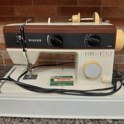 Singer Sewing Machine 5528