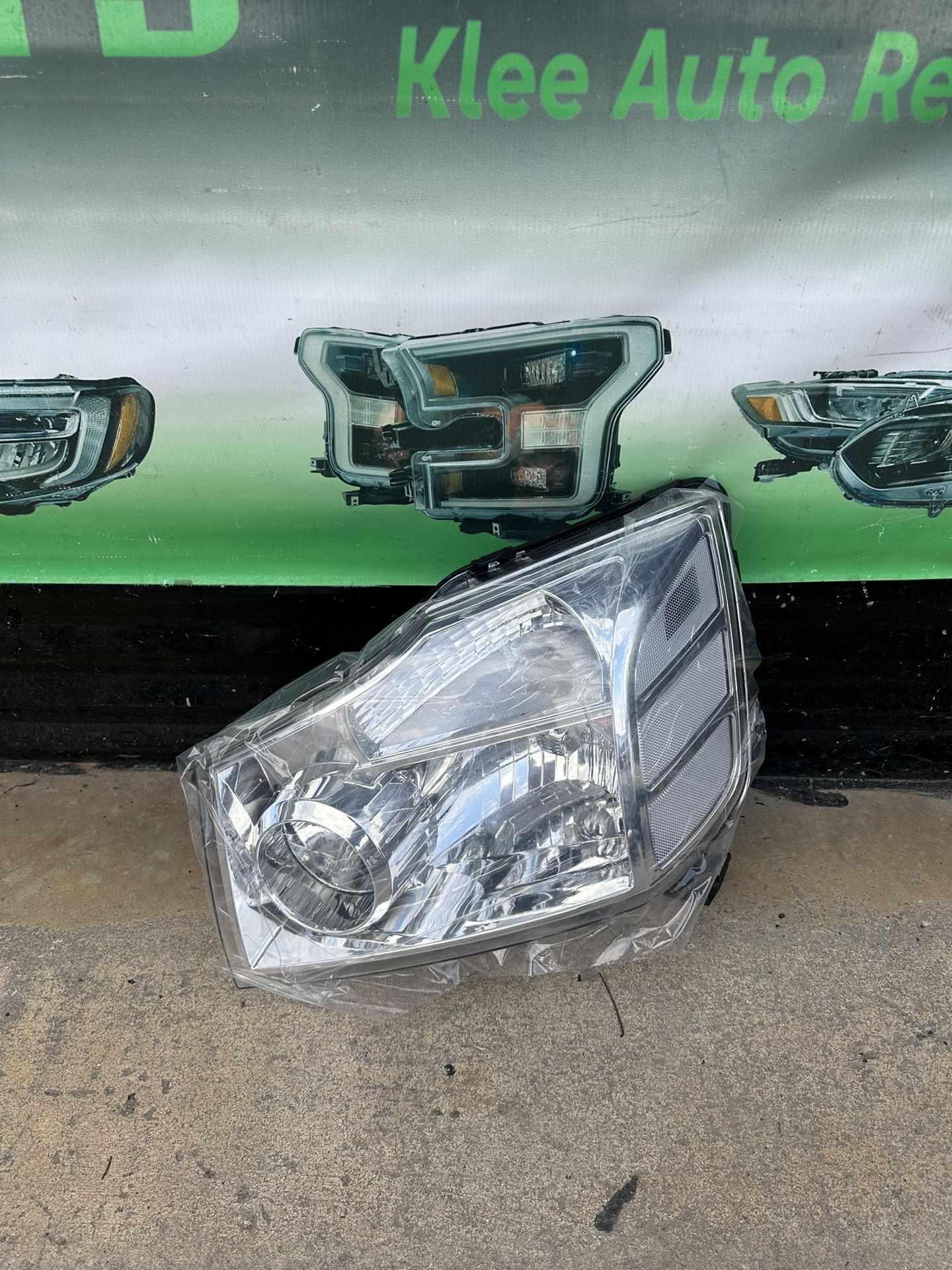 2004-2007 Nissan Armada/Titan Headlight
