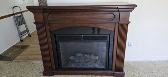 ELECTRIC FIREPLACE in GREAT CONDITION