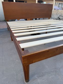 ZINUS King Platform Bed Frame w/ Headboard – Wood Slats – Like New