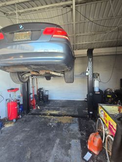 Tuxedo car hoist