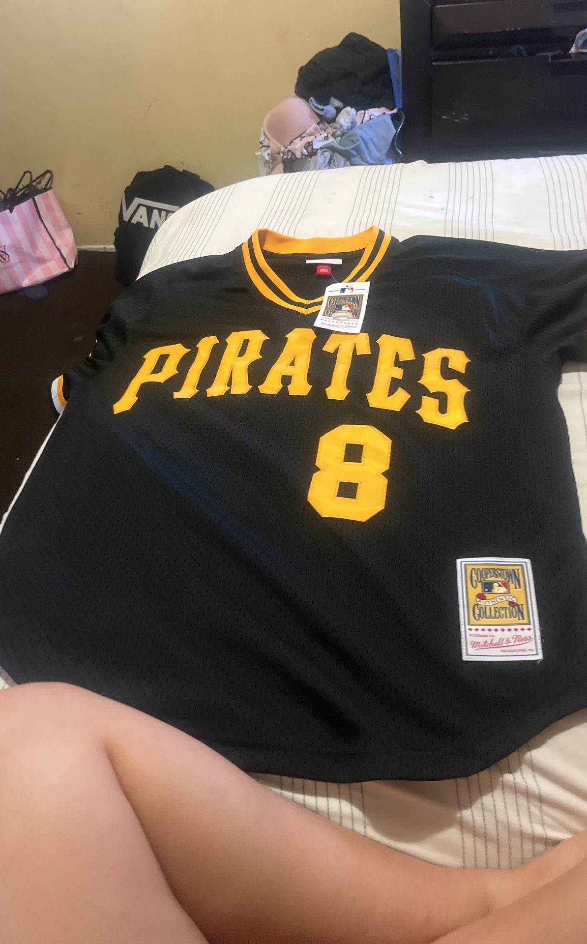 Size Large 44 Pirates T-shirt