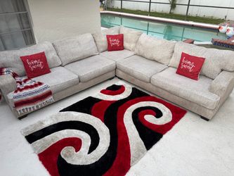 Beautiful Large 3-Piece Sectional Sofa by Ashley Furniture. (DELIVERY AVAILABLE).