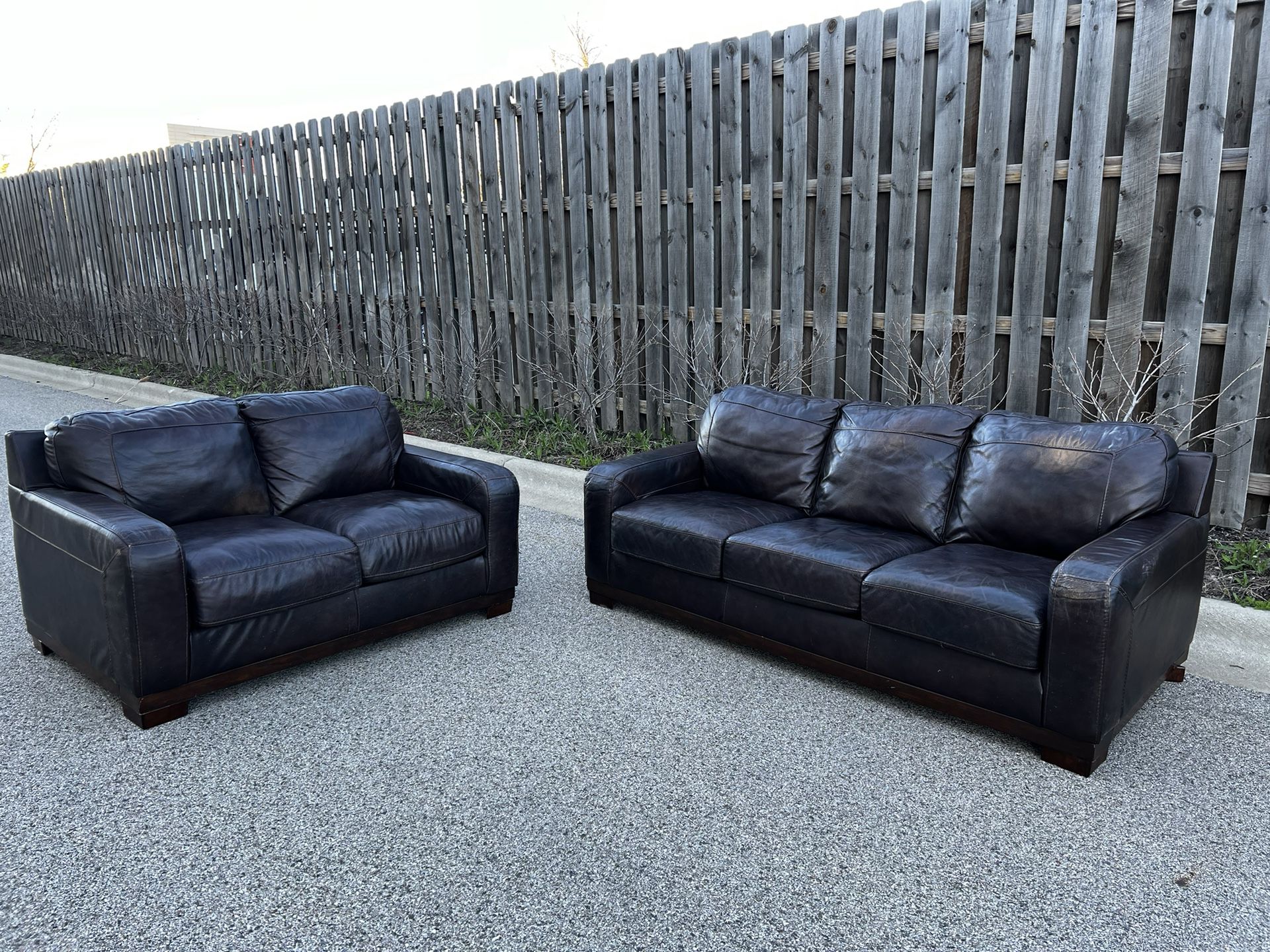 Beautiful Brown Leather Couch and Loveseat! 🚚 ***Free Delivery***  