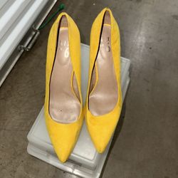 yellow pumps 
