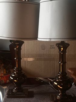 Pair of lamps with metal base.