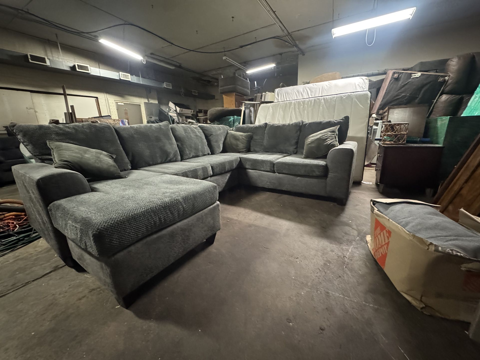 FREE DELIVERY 🔥🔥Beautiful Large Use Shape Reversible Chase Sectional Couch