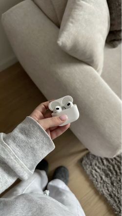 AirPods 4 (ANC Version)  USB-C Like New - FREE SHIPPING! 🎧