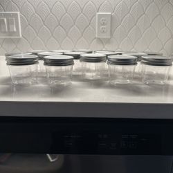 16 Plastic Storage Cups With Lids