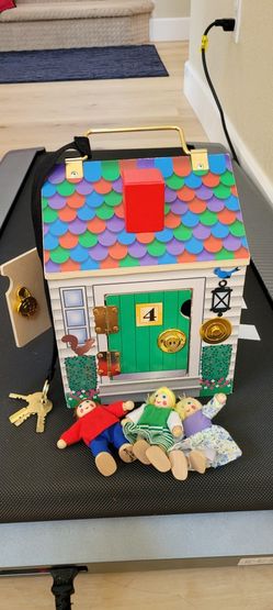 Melissa & Doug Take-Along Wooden Doorbell Dollhouse - Doorbell Sounds, Keys, 4 Poseable Wooden Dolls