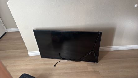 Roku TV 55 flat screen Tv comes with remote works perfectly !
