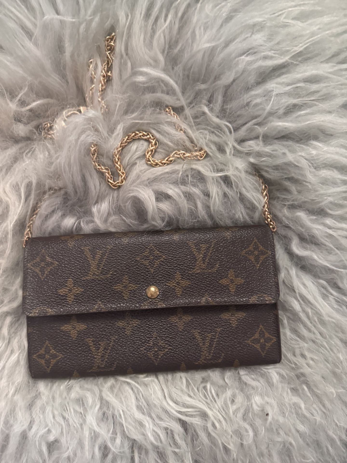 Classic Louis Vuitton Monogram Sarah Wallet
