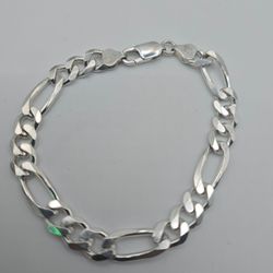 Classic Italian-made 925 sterling silver Figaro link bracelet featuring alternating elongated and curb-style links.
Metal: 925 Sterling Silver
Made in