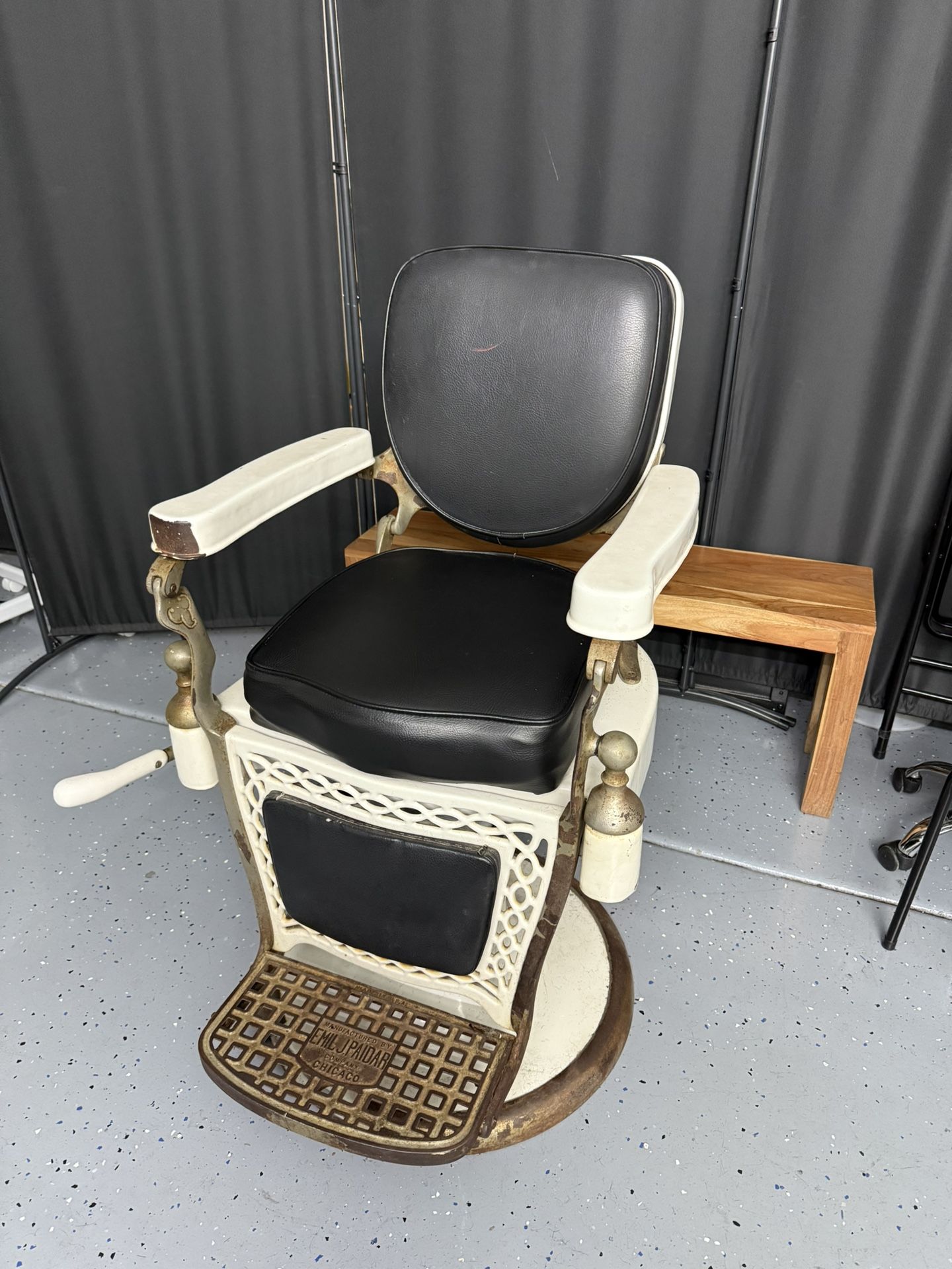 ANTIQUE EMIL J. PAIDAR BARBER CHAIR