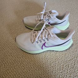 Brand New Women's size 8 Nike Air Zoom Pegasus 39 shoes 