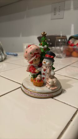 Strawberry Shortcake Christmas Snowman Porcelain Statue