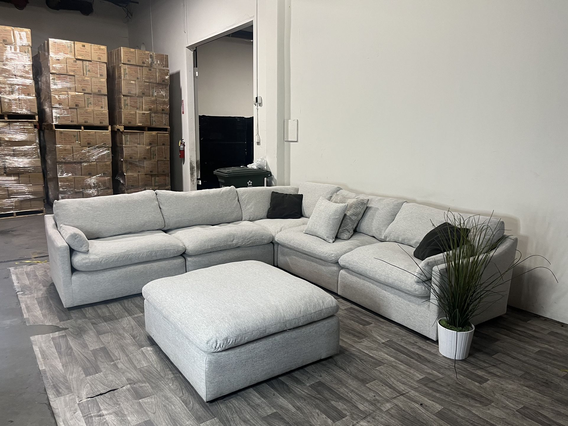 LIKE BRAND NEW! Alana Living Spaces CLOUD 6 Piece Modular Sectional Couch (FREE DELIVERY 🚚)