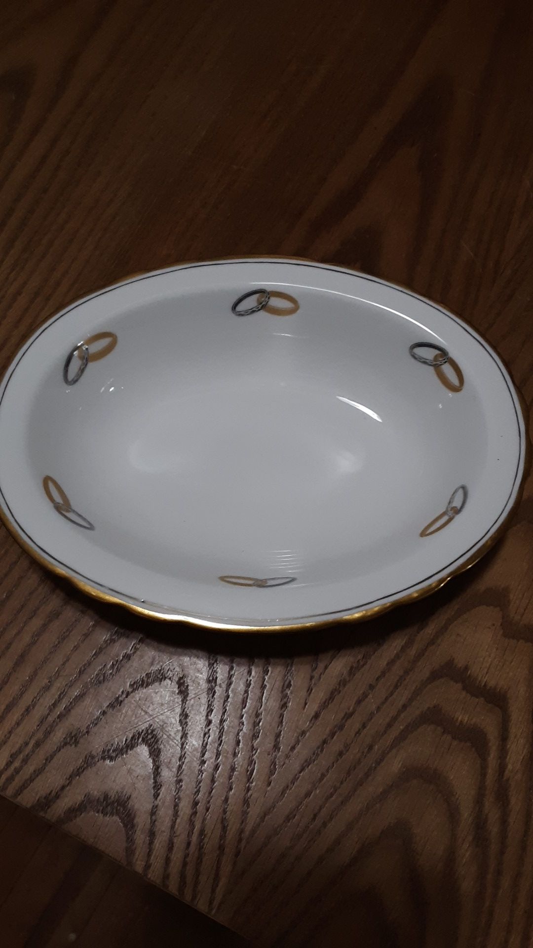 Serving bowl Tuscan fine English bone china Wedlock design, excellent condition.