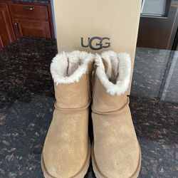Size 5 UGGs