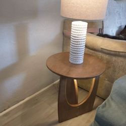Modern Solid Wood Side Table - Mid-Century Accent Table / Nightstand
