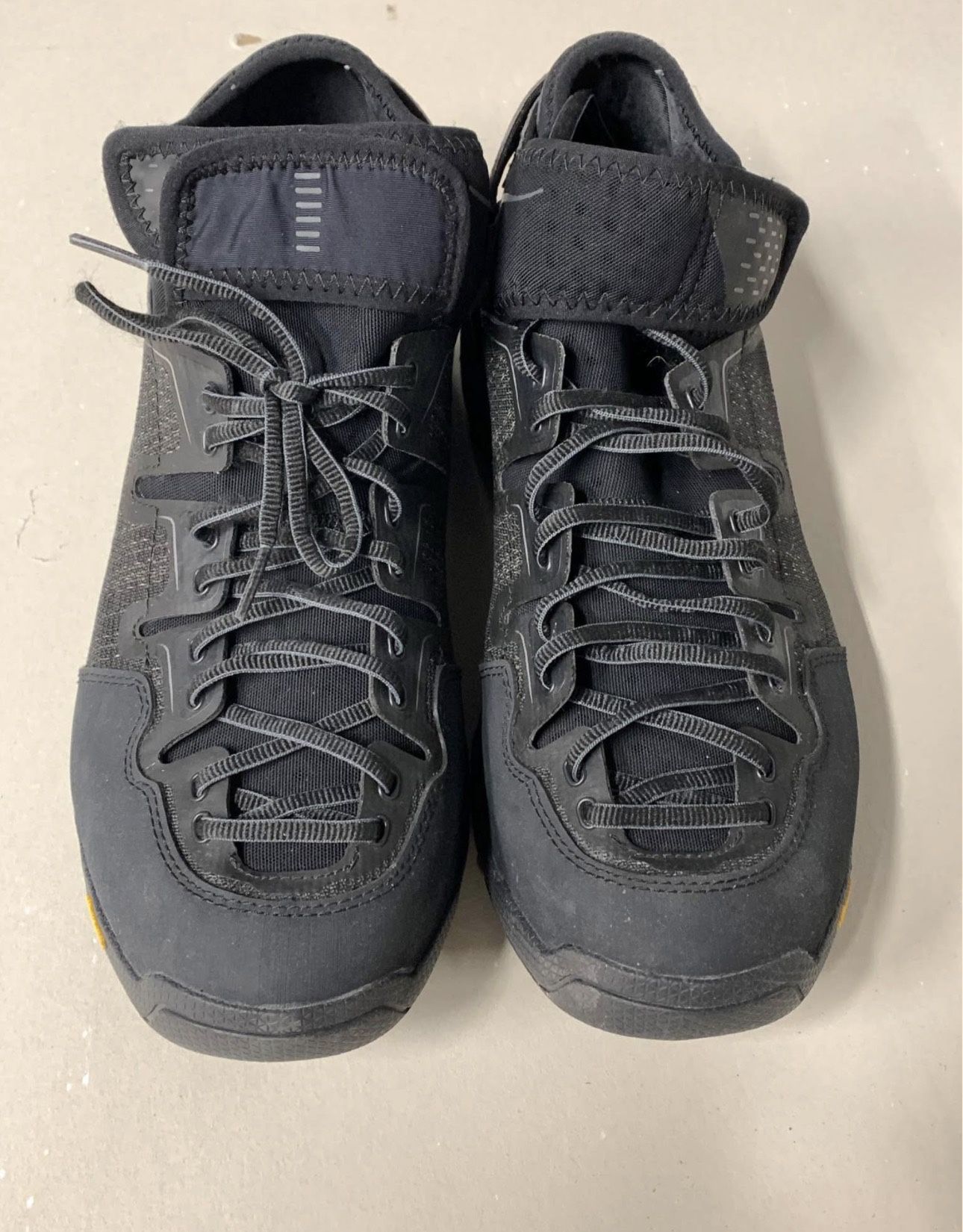 Read Comments* Hoka One* Sky Arkali Shoes in Size 10.5* Pickup in BVille.